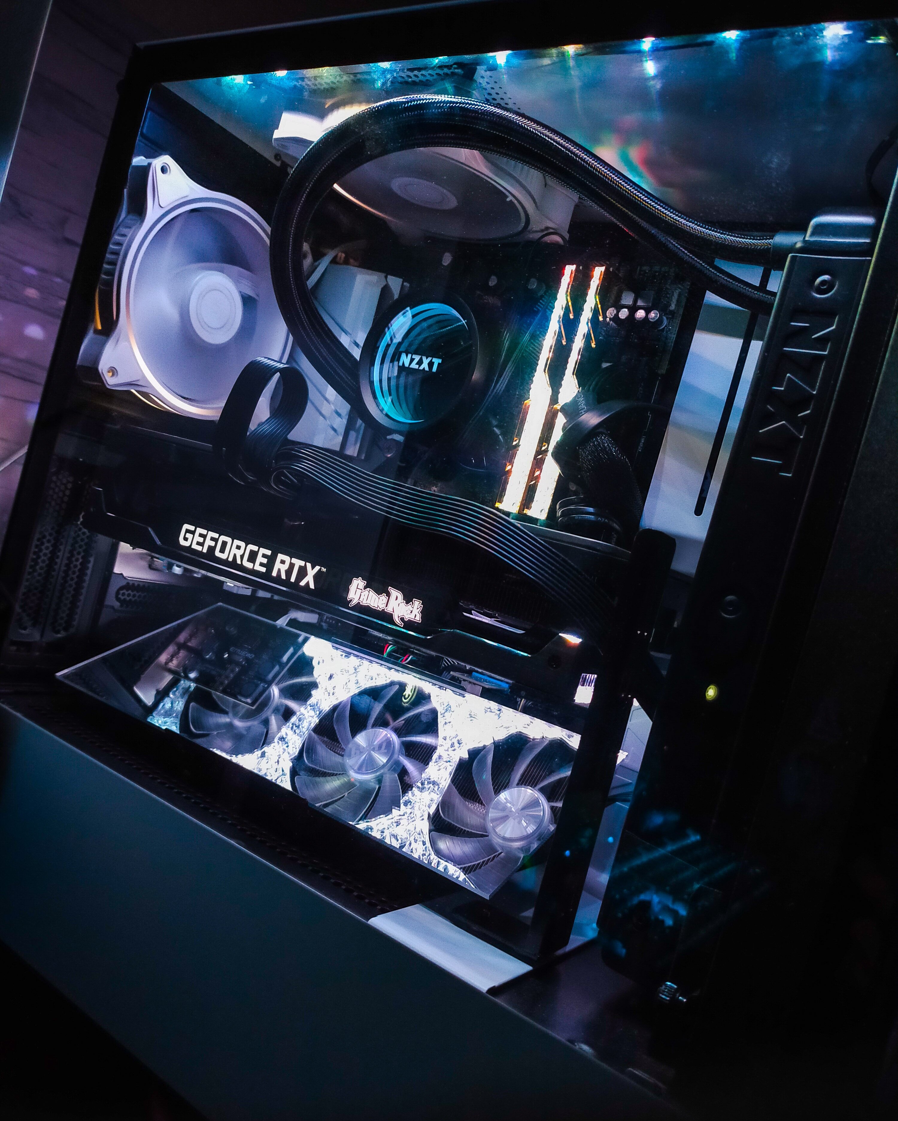 Sena Cpuクーラーをamd純正ファンからnzxtのkraken 簡易水冷 に変えて 夏なので涼しい感じの色味にしました ケースに合わせてnzxtにしたけどやっぱりかっこいいい すき Nzxt Kraken 自作pc T Co Rejxls38f1 Twitter