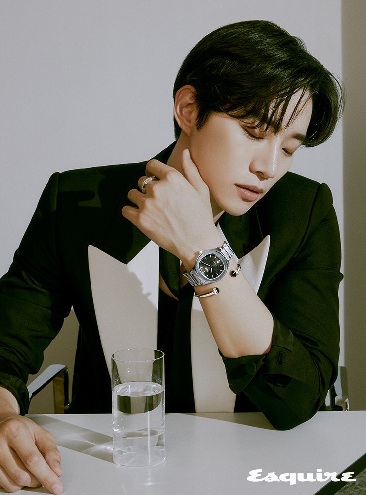 eundong9's tweet photo. 210825 에스콰이어 코리아 (Esquire Korea)

2PM 준호의 시간 part.1

매 순간이 평생의 한 번인 것처럼 최선을 다하는 2PM 준호의 시간은 늘 빠르게 흘러간다. 
피아제 그리고 오직 준호만의 시간.

📰https://t.co/IviCtaTsAE https://t.co/pi021iYoCP