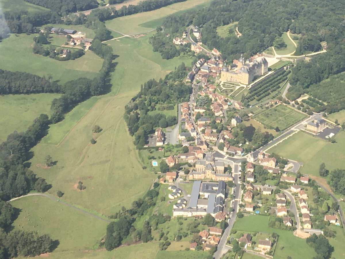 jmesure33's tweet photo. #Dordogne #Périgord 24 vu du ciel : château #Hautefort ville #LeBugue village #Limeuil à la confluence #Dordogne et #Vézère et bastide de #Monpazier https://t.co/WU15QmxnMG