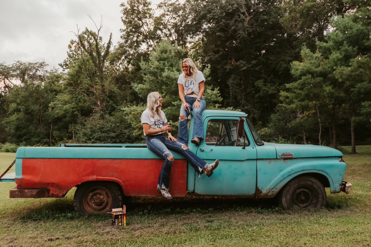 operateunlimit's tweet photo. Are you TRULY best friends? Prove it with a photoshoot! Until the end of October I’ll be offering a limited number of BFF photoshoots. You can pick from “Truly” Best Friends, Mommosas, “Goodbye Earl”, Best Flannel Friends(BFF), and Badass Witches. DM for dates and rates! https://t.co/0TxsAIS19S