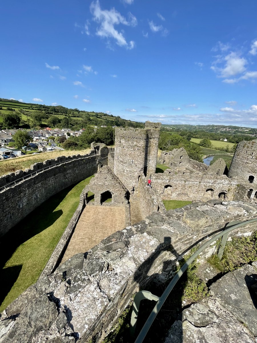 Castell Cydweli 🏴󠁧󠁢󠁷󠁬󠁳󠁿 🐈‍⬛

Kidwelly Castle 🏰 

12th century. Created by the Normans as a defence against the Welsh, the castle fell several times in the twelfth century. It was captured by Tywysog 👑 Llywelyn the Great in 1231. 🤴🏼
