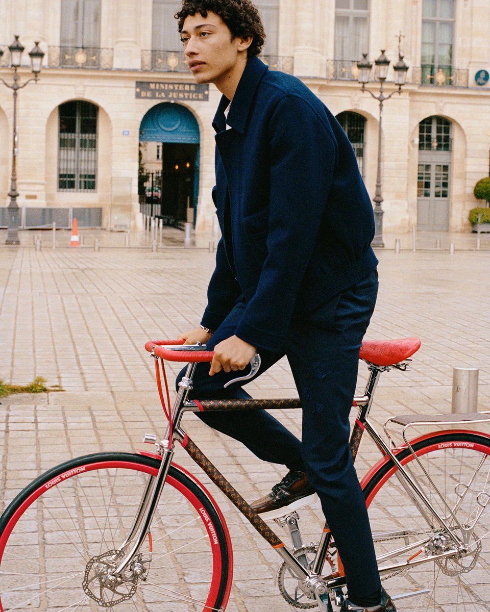 Même Louis Vuitton se met au vélo (en partenariat avec Maison Tamboite). Il faudra tout de même débourser 22.000 euros pour se l'offrir 🚲 fr.louisvuitton.com/fra-fr/magazin…