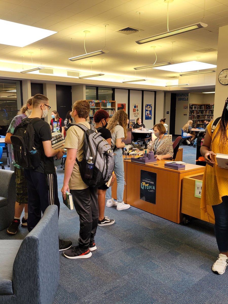 Writing in notebooks. Checking out books. Is there anything better? Nothing feels more "back to school", and I love it. <a href="/northmenslmc/">thenorthmenslibrary</a> <a href="/Northmen_OPHS/">Oak Park High School</a>
