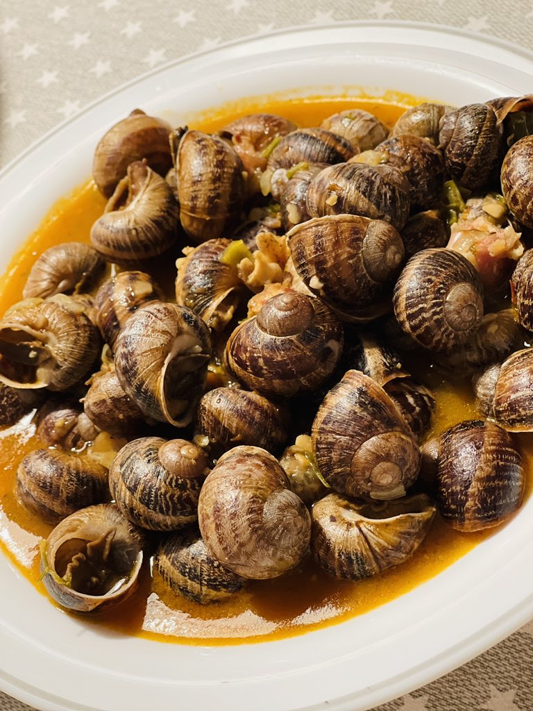 lluiscosta9's tweet photo. Cargols amb peus de porc.
De uuuuupa!
Apa bona nit
#ChefPapi i #ChefMami https://t.co/ywUn7OerMw