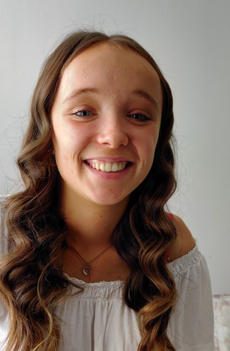 rtenews's tweet image. The public have been asked for their help to find Charmaine Kelly, 16, who is missing from Ballymun in Dublin since Saturday 21 August.

She is described as being 1.6m (5'3") tall, of slim build with long brown hair and green eyes