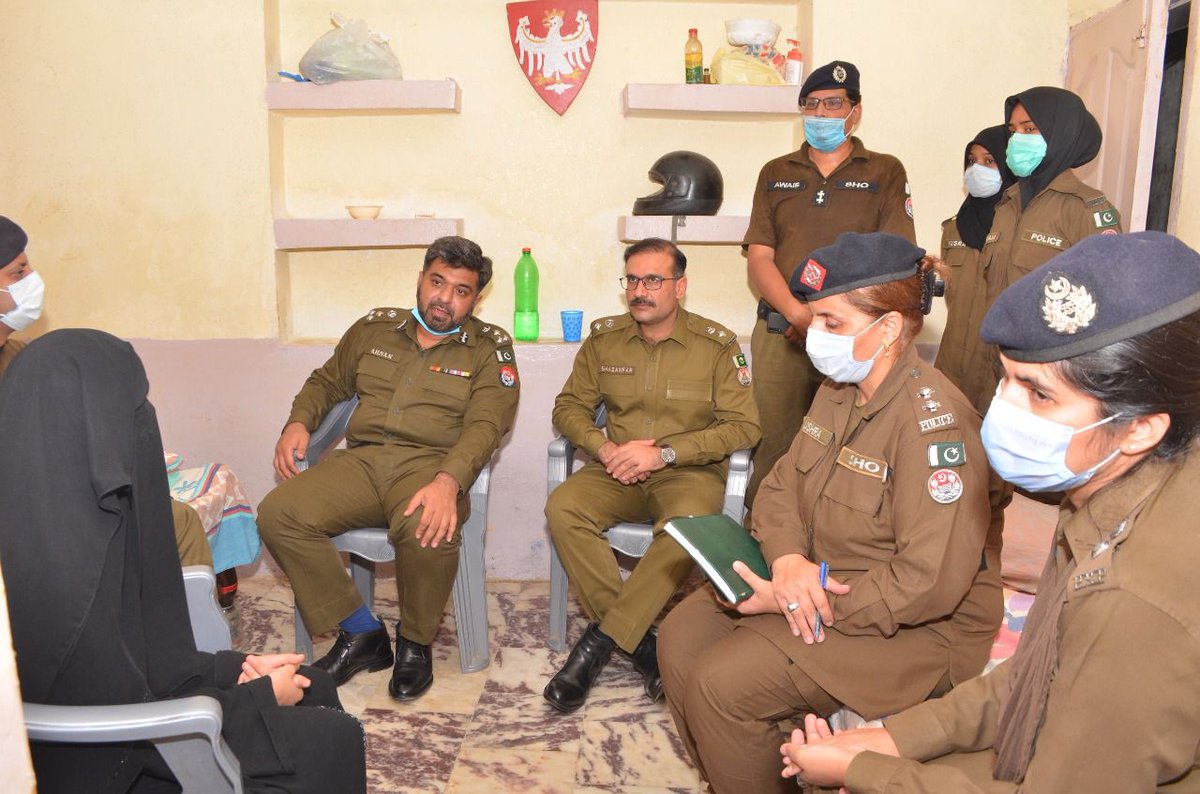 RwpPolice's tweet photo. سی پی او احسن یونس کی پیرودھائی مدرسہ کی متاثرہ طالبہ کےگھر آمد، طالبہ اوروالدہ کوتفتیش پراسس سے آگاہ کیا،شواہد کے حصول اورتفتیش میں تعاون کاکہا۔ تفتیش والدہ کی موجودگی میں تھانہ ویمن میں لیڈی افسران کریں گی۔ طالبہ کے تحفظ کےلئےضروری اقدامات کی ہدایت، میرٹ کو یقینی بنایا جائے گا۔ https://t.co/S0xpm1cZ5j