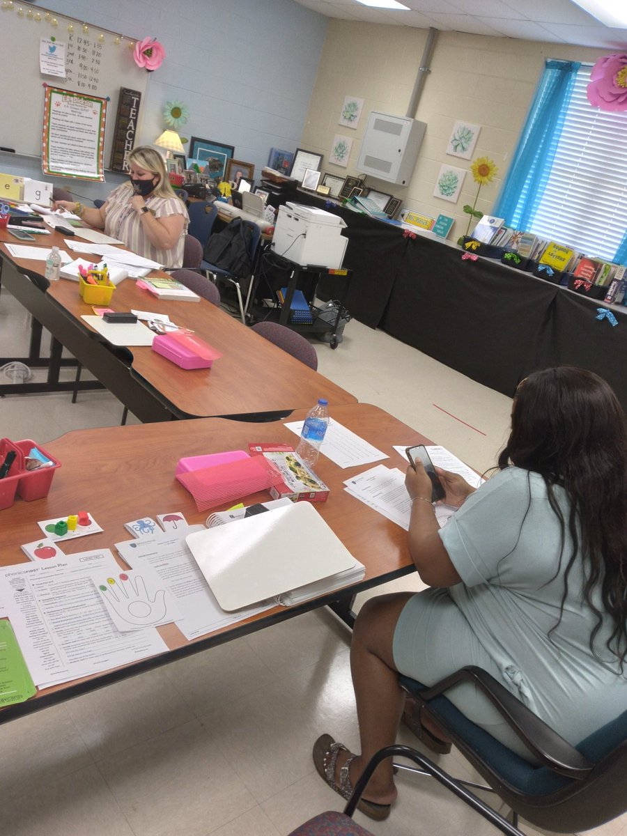 Seconds grade teachers are brushing up on our Phonics First skills with <a href="/ERDLitCoach/">Elizabeth Partsch</a>. @PrincipalERD <a href="/DicksonTigers/">E.R. Dickson Tigers</a>