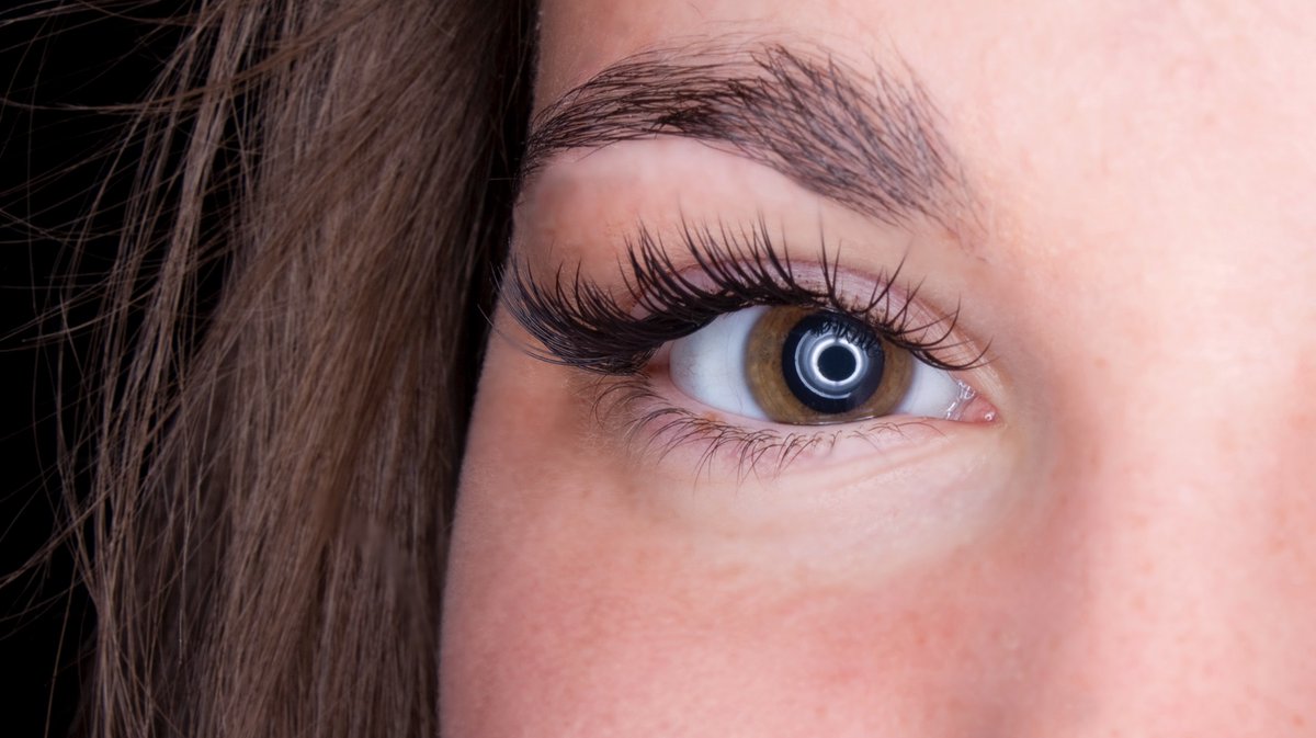 глаз в хорошем качестве. отражение в зрачке. янтарно красные глаза. разноцветная радужка. блик на зрачке.