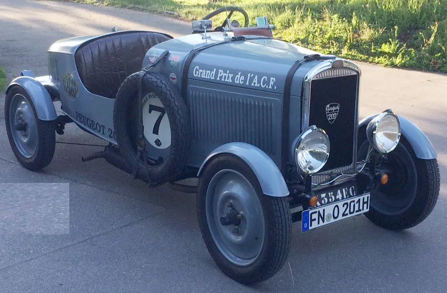 UltimativCars's tweet photo. And the story continues: @RA56064291 is n°201.
The #Peugeot #201X (1932; 20 units) was a project w/ @Bugatti to develop a racing model, based on the P201; #Bugatti's units were called #Type48.
After the death of test-pilote #AndréBoillot (1891-1932), the project was stopped ... https://t.co/6cBO9ugunw