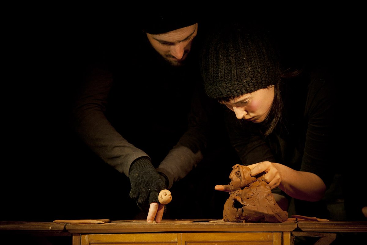 LPATemudas's tweet image. Otro de los espacios que dará vida a los diferentes formatos artísticos este #LPATemudas21 será @ThePaperClub. Aquí podremos disfrutar de⤵️
🔴 Compañía Javier Aranda con Vida. 
🟠Andrea Díaz Reboredo con M.A.R. 
🟡Cía. El Patio con A mano. 
📣📣lpatemudasfest.com/es/entradas-20…