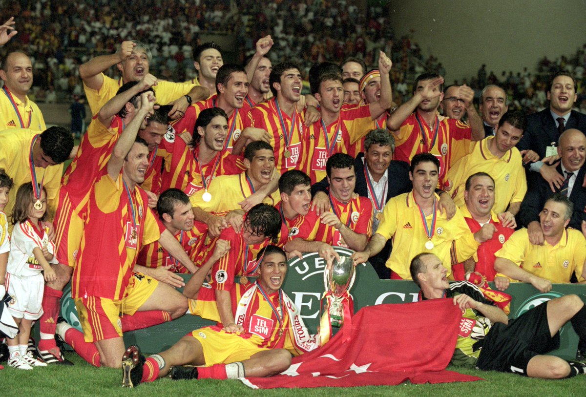 FIFAcom's tweet image. 💫 Casillas, Roberto Carlos, Makelele, Figo and Raul were the big favourites to win the UEFA Super Cup 🏆

🔙 #OnThisDay in 2000, however, Taffarel, Korkmaz, Popescu, Hagi, Jardel and Co dazzled as @Galatasaray completed an incredible double 🦁

@GalatasaraySK | #OTD
