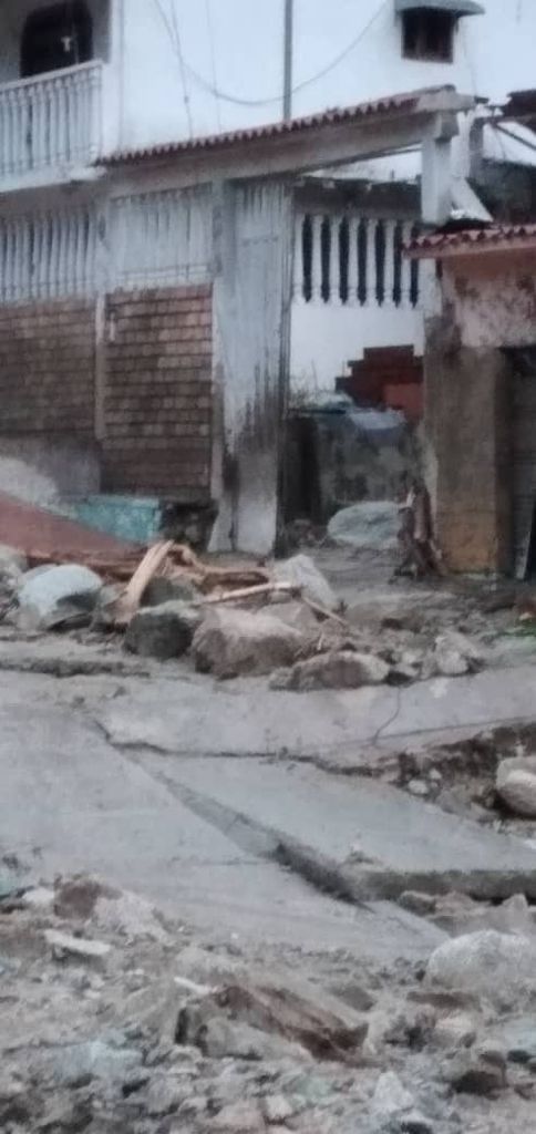 ObservadBinario's tweet photo. #BIN #NoTricolor Más imágenes del desastre en #Tovar #Mérida #Venezuela. No son imágenes desde #Europa ni desde la #India, no son los #Monzones, es en #Venezuela.
https://t.co/vjyo31PT3r