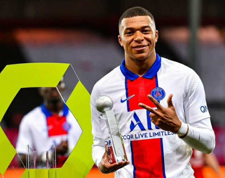 Messiah Yaniss 🇨🇵🇩🇿 tweet media