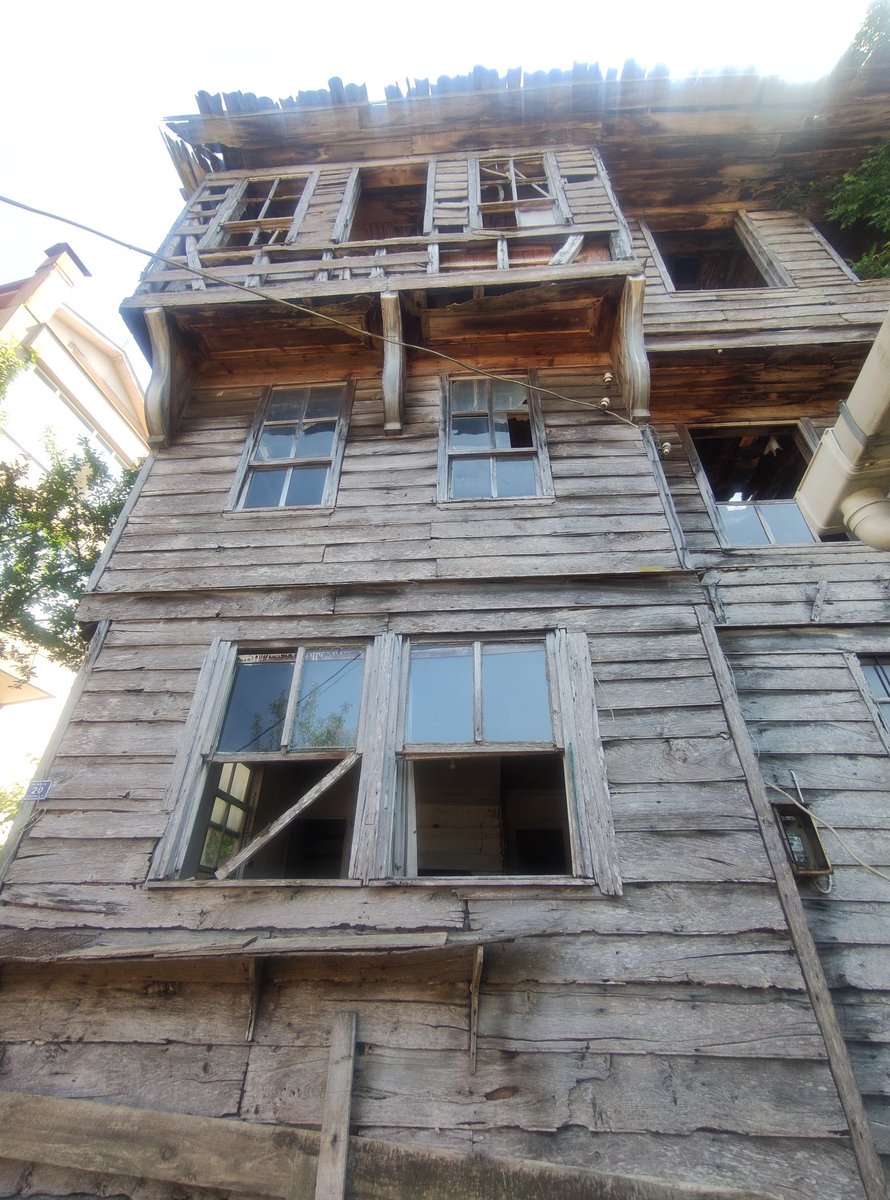 Yıkılmaya terk ediyorlar. Yıkılsın diye bekliyorlar. Sanki yerine bundan daha özelini yapacaklarmış gibi...