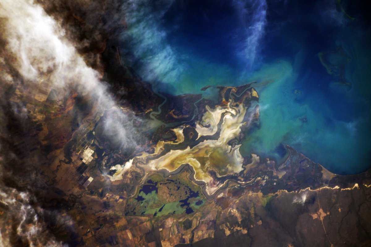 Astro_Jessica's tweet photo. A dose of #EarthArt to help us through the week. I took this photo on the @Space_Station while passing over the Caribbean in February of 2020. https://t.co/aGREKcuqol