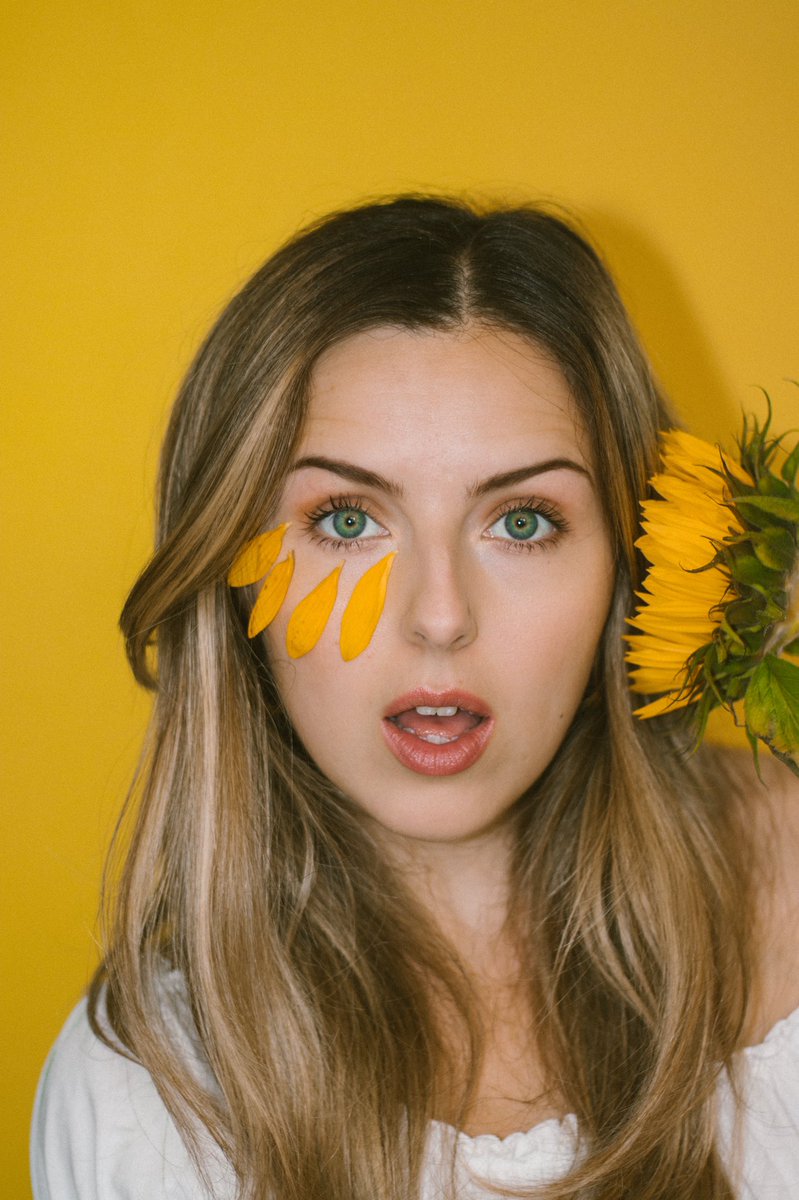 Georgia_Furness's tweet photo. sunflower season 🌻📸 https://t.co/fmAWrWFbiM