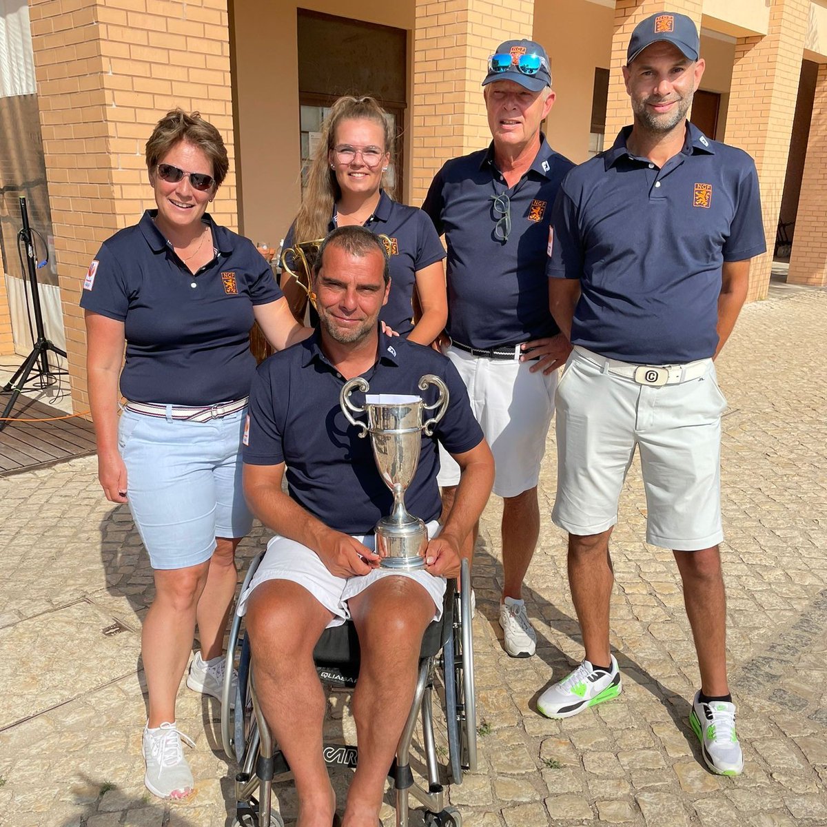 Golfnl's tweet image. 🏆🏆 Er gaan 2⃣ trofeeën mee naar Nederland! 
@DaphneVHouten en @richardkluwen prolongeren beiden de EK-titel in Portugal!
Van harte gefeliciteerd! 🤩

Reacties uit Portugal: golf.nl/nieuws/2021/au…

(📸 @edgagolf en @DaphneVHouten)