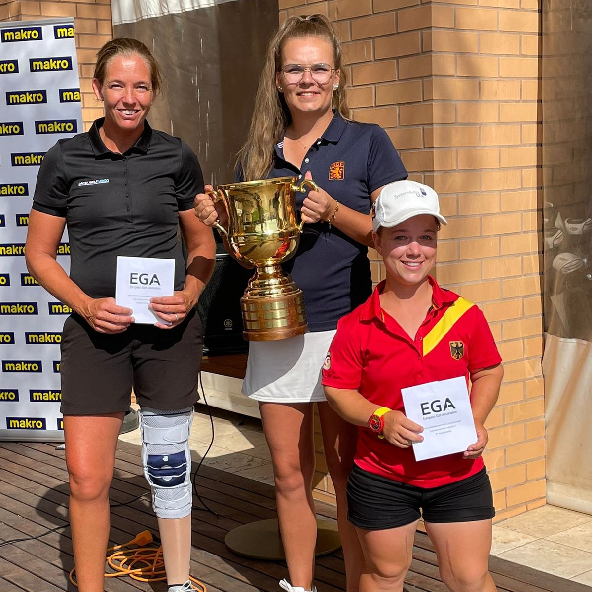 Golfnl's tweet image. 🏆🏆 Er gaan 2⃣ trofeeën mee naar Nederland! 
@DaphneVHouten en @richardkluwen prolongeren beiden de EK-titel in Portugal!
Van harte gefeliciteerd! 🤩

Reacties uit Portugal: golf.nl/nieuws/2021/au…

(📸 @edgagolf en @DaphneVHouten)