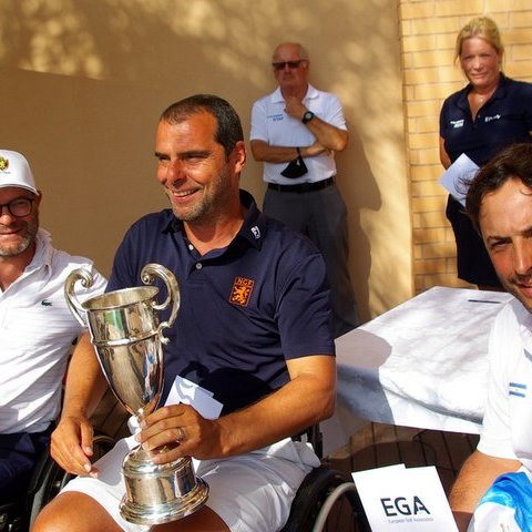 Golfnl's tweet image. 🏆🏆 Er gaan 2⃣ trofeeën mee naar Nederland! 
@DaphneVHouten en @richardkluwen prolongeren beiden de EK-titel in Portugal!
Van harte gefeliciteerd! 🤩

Reacties uit Portugal: golf.nl/nieuws/2021/au…

(📸 @edgagolf en @DaphneVHouten)