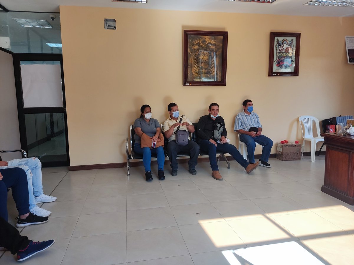 GadPalanda's tweet photo. #Palanda
El alcalde, Segundo Mejía recibió esta mañana a una nutrida delegación del barrio Loyola, quienes solicitaron el mantenimiento de la Vía Loyola Alto. El alcalde hará una visita para constatar los trabajos. https://t.co/FWnp0Ym2za
