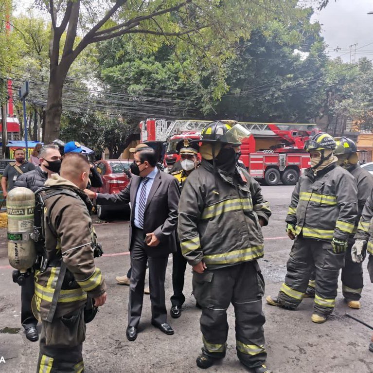 AlcaldiaMHmx's tweet photo. #MHInforma ⚠️ Personal de @MHDEProtCivil y @Bomberos_CDMX acudió a atender alerta por incendio en Lago Iseo y Lago Alberto, Col. #Anáhuac. El Alcalde @abraham_borden coordinó acciones. No se reportan personas heridas ni intoxicadas.

#MHelCorazónDeLaCapital https://t.co/8lLibed52Y