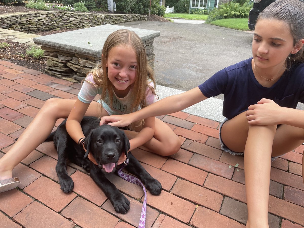 When former students stop by to meet your néw pup!❤️⁦<a href="/BarrowsSchool/">Barrows Elementary School</a>⁩