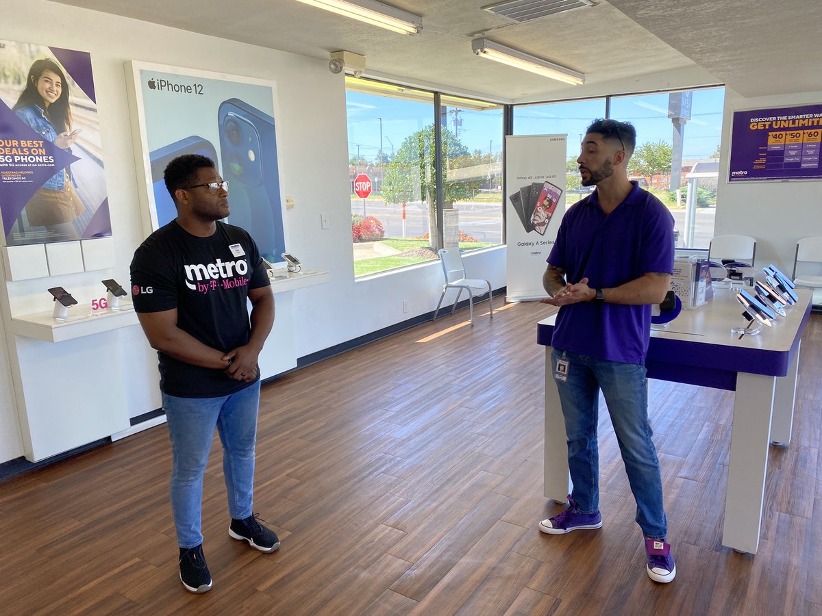 JamesLeeWW's tweet image. @DarioRuizJr &amp;amp; @JHill_MANgenta running the floor playbook. #OklahomaCity knows how to #OwnTheFloor #InteractionModel great seeing him in action with roleplays to drive world class sales and #customerexperience! @thayesnet @SteveGerevas @Sentowski8