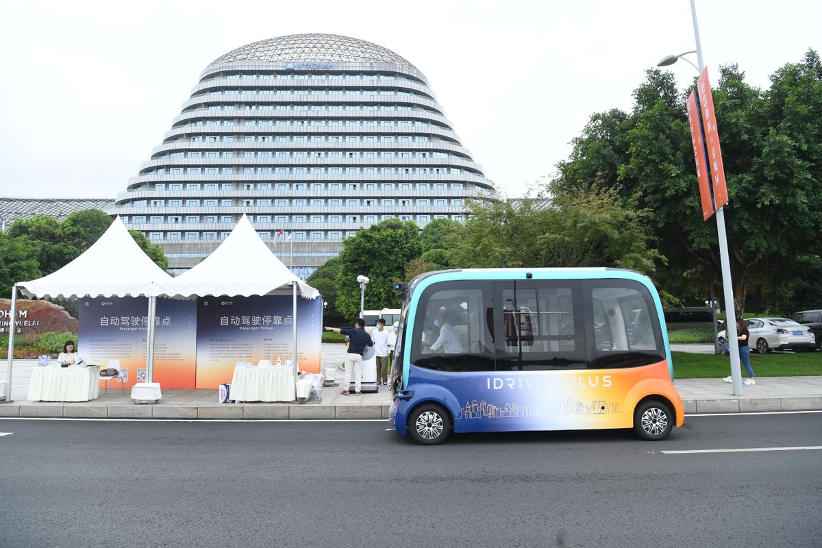ChinaDaily's tweet photo. A self-driving bus starts trial operation at the Smart China Expo 2021 in Chongqing. #selfdriving https://t.co/9fyI1exit9