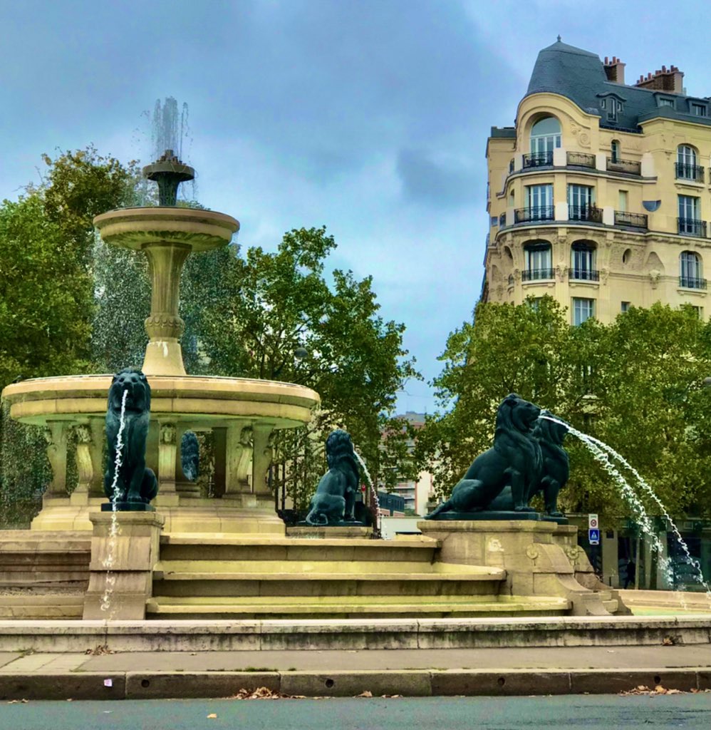 Natleno's tweet photo. Esta glorieta de leones estaba muy cerca de donde viví parte de mi infancia, era parte de mi paisaje cotidiano. Hoy me trae recuerdos y reconozco que le guardo cariño🤍#FelixEboué #Daumesnil #JetAimeParis #Paris12e https://t.co/yG93qcFhey