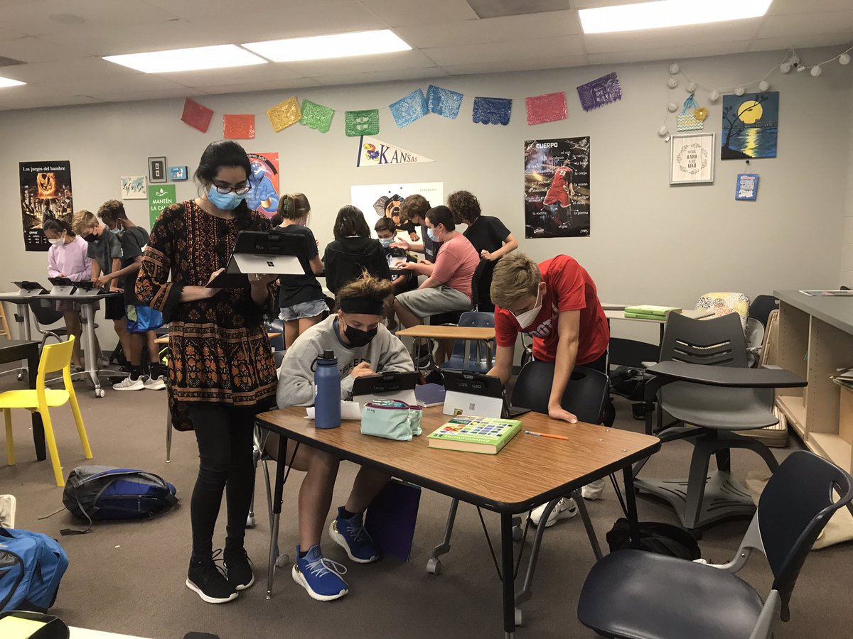 maestramanny's tweet photo. A little Quizlet Live tourney to review vocab & do a little team-building. @CTMSBulldog #5thHour #Spanish1 https://t.co/EGPPTLyQ8m
