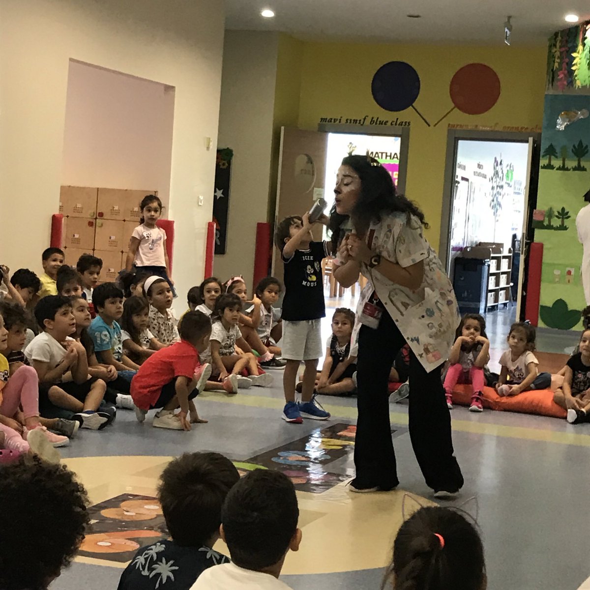 Anne babanın çocuğuna vereceği en güzel hediye ona ayıracakları zamandır. Aynı şekilde okulda bir öğretmenin çocukla geçirdiği zaman, çocuğun seviyesine inip onunla sohbet etmesi bir çok plandan, etkinlikten, uygulamadan daha kıymetlidir. (Oryantasyon haftası yaklaşırken:) 🎈