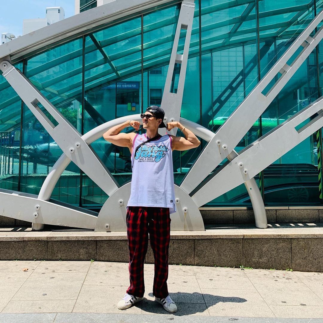 RYLFLUSHTW's tweet photo. ㅤ  ݃⠀𝕨𝕖 𝕙𝕒𝕧𝕖  :     ،⠀𝑹𝒐𝒚𝒂𝒍_新.   𝑭𝒍𝒖𝒔𝒉ㅤ›ㅤ🎴 🌙        @ιᥒ  #LITCHY𝗗𝗕

[#LEXANDRE🐻‍❄️]  Con mi pose más sexy para causar una buena impresión llego tempranito para apoyar a estas bellas en su debut y espero después del evento me enseñen la coreografía https://t.co/tseOlOur98