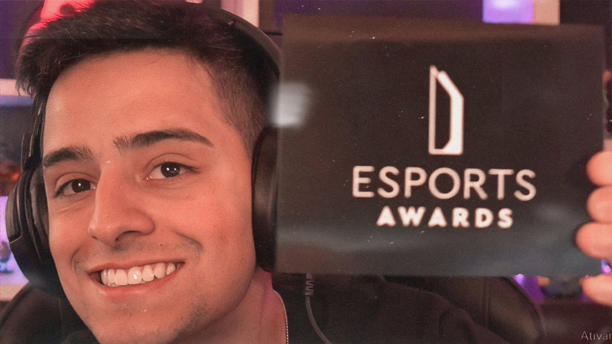 Lanexiis's tweet photo. "Quem é esse tal de Victor Augusto?" 

Vem cá amor que eu te apresento o streamer mais assistido no mundo e o vencedor do prêmio celebs 

CORINGUETES É O TERROR 😈
CORINGUETES É O TERROR 😈 CORINGUETES É O TERROR 😈
CORINGUETES É O TERROR 😈 CORINGUETES É O TERROR 😈 https://t.co/G2z2vzbOTg