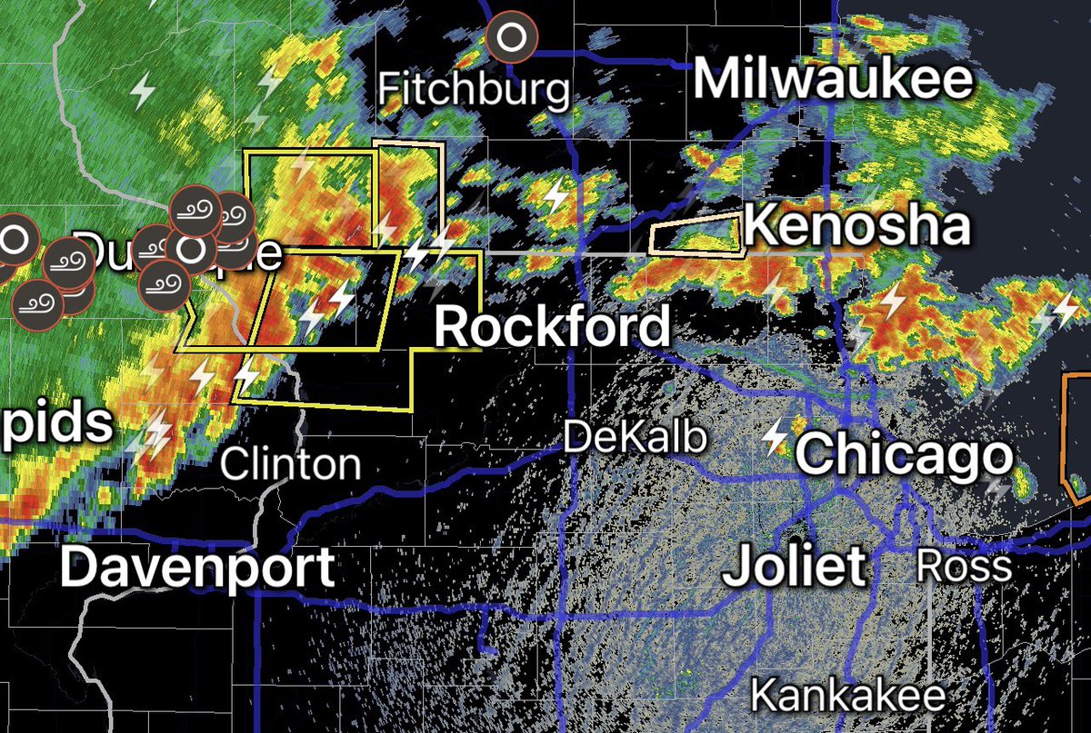 TammieSouza's tweet photo. Be prepared #SevereStorms crossing #MississippiRiver headed toward #Chicago at 45mph with history of 1โ hail & damaging winds PLUS additional #storms dropping southward from Wisconsin #CBSNChicago @cbschicago watch @MaryKayKleist @EdCurran tracking now โ https://t.co/MbkGx5yarj