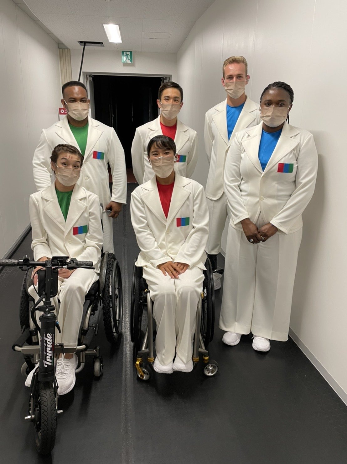 富田宇宙 開会式でパラリンピックの旗を運ばせて頂いた 見えないのにまっすぐあるけて凄い という感想を沢山もらって一安心 でも実は隣のモニカを始め5人の選手たちと旗でつながり それを頼りに歩いただけ 一見 無理なことも協力で簡単に補える そんな