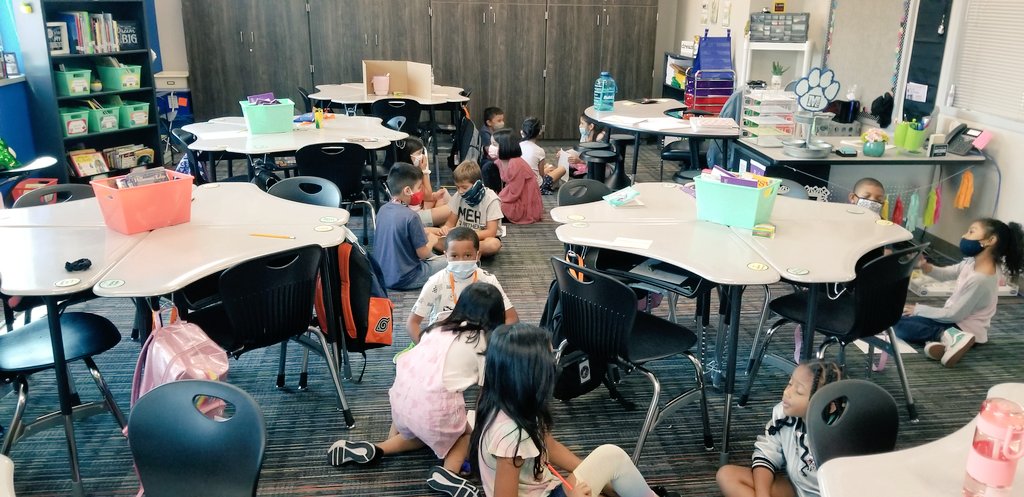 missgonzales333's tweet photo. Ss shared about their books or free writes with "Meaningful Conversations" by facing knee-to-knee & eye-to-eye. We're already building our community of learners! #literacyiskey 📖📝 #matzkeproud 🐾💙 https://t.co/lz6ouRzcyi