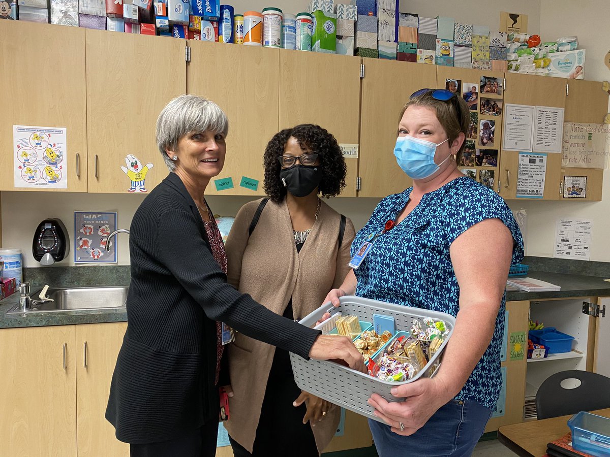 daceyhughes's tweet image. A sweet start to Day #11 with our district math coaches visiting all math teachers at SES this morning to make connections and build relationships. #ManateesMakeitHappen @momentum79 @SSyblis @SES_Admin