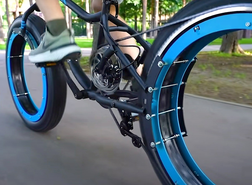 dorfman_baruch's tweet photo. The Q is an engineer with a knack for taking revolutionary ideas and designs and figuring out a way to make them himself. There’s a YouTube video with everything you need to know to make your very own dream #Hubless bike https://t.co/51puHUq5GU https://t.co/sgQj2HsMWa