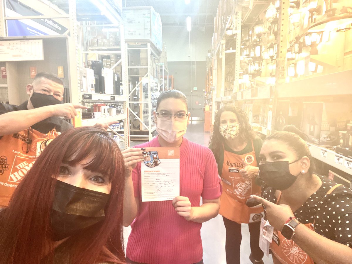 GregusAdriana's tweet image. Great day walking with SM Erika and Hillsdale team! Had a chance to recognize Hannah at the Front End for her great GET behaviors.