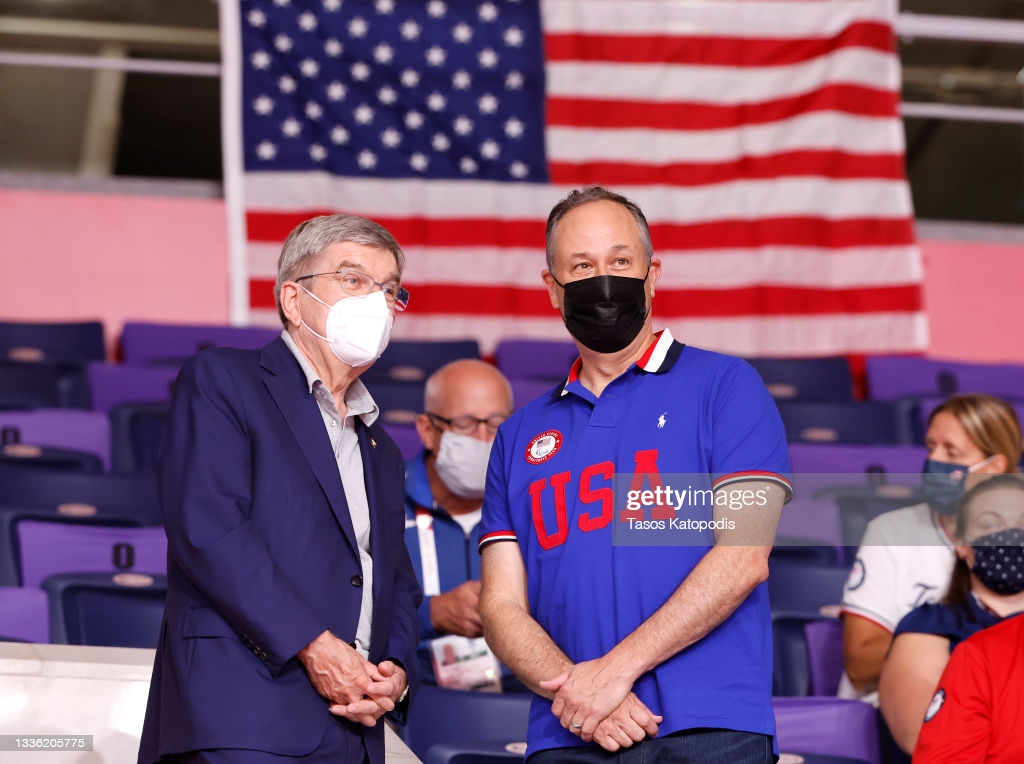 IOC President Thomas Bach and U.S. Second Gentleman Doug Emhoff attend a wheelchair rugby match between Team New Zealand and Team United States. The Second Gentleman is at the #Tokyo2020 #Paralympics to support @TeamUSA athletes. 📸: @tasosphotos