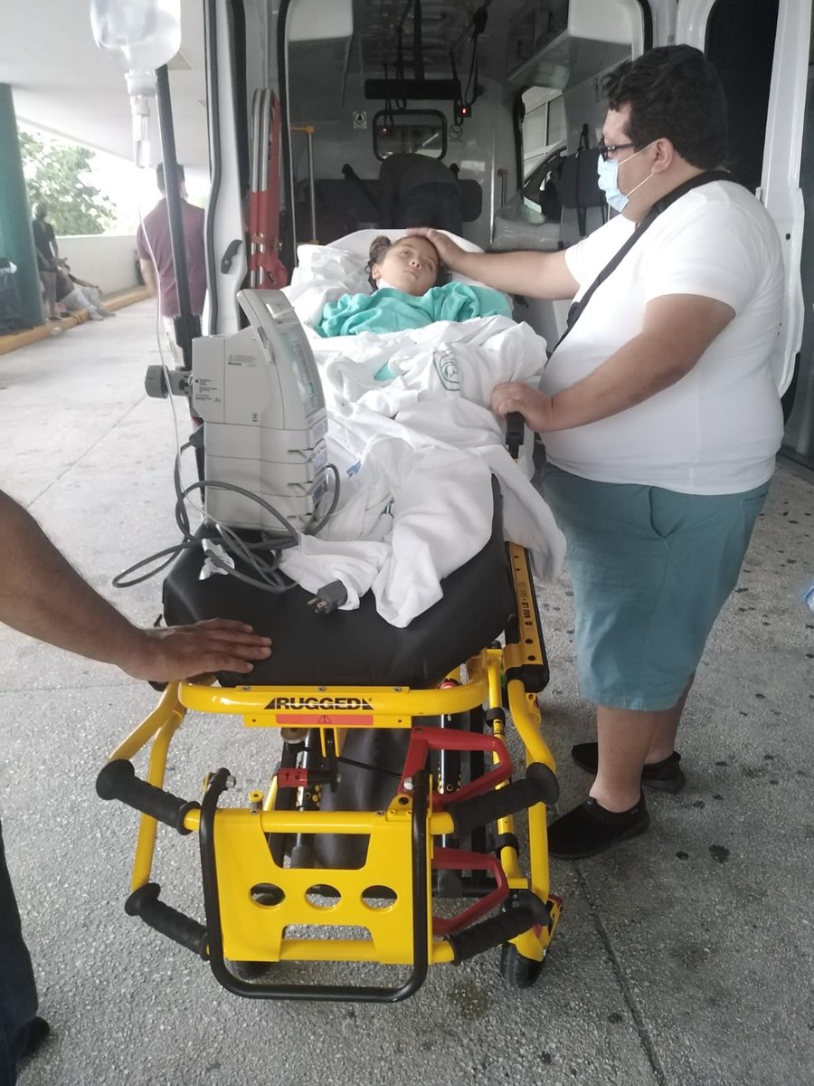 Javier_glez's tweet photo. Victoria emprendió un largo viaje desde Cancún al hospital La Raza en CDMX para intervención quirúrgica en una carrera contra reloj para salvar su vida. Llegará miércoles entre 15-17 hrs en ambulancia AA595 del @Tu_IMSS por Calz. Zaragoza. #cedeelpasoavictoria #fuerzavictoria RT https://t.co/Gy3nBdVXl8