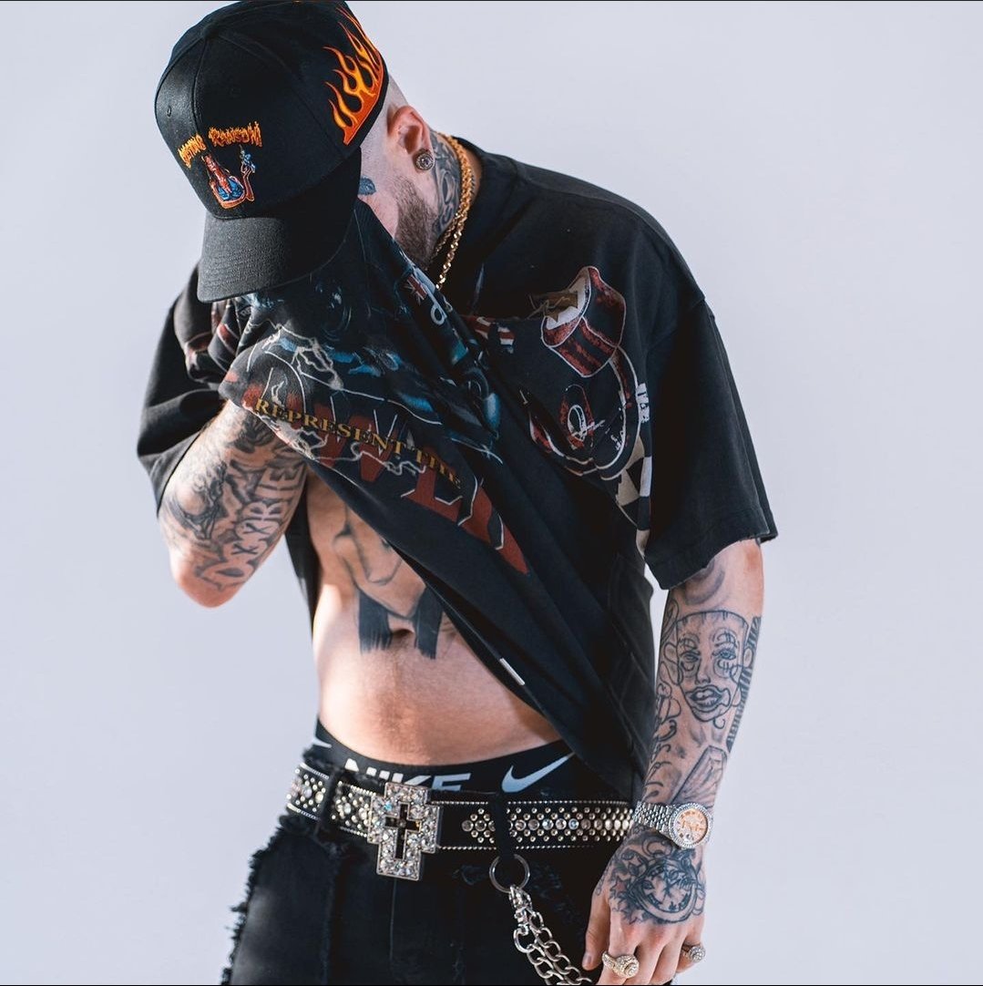 "How is it I can live and make history?
If you don't see it, then it wasn't meant for you to see
If you wasn't born with it, it wasn't meant for you to be
But you can't blame me for not wantin' to be held
Locked down in a cell where a soul can't dwell"