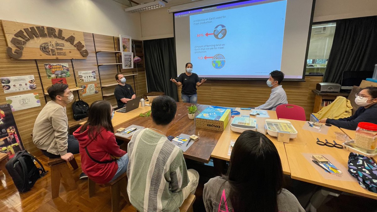 #Handsonlearning is important to learn about #Sustainability, #InsectFarming &amp; #Climatechange 

That’s exactly what we do with the #HiveExplorer #mealwormfarm in the #classroom!🐛

Download our #educationalresources &amp; #activities here: bit.ly/LessonDownload…!
📸 <a href="/HKUniversity/">The University of Hong Kong</a>