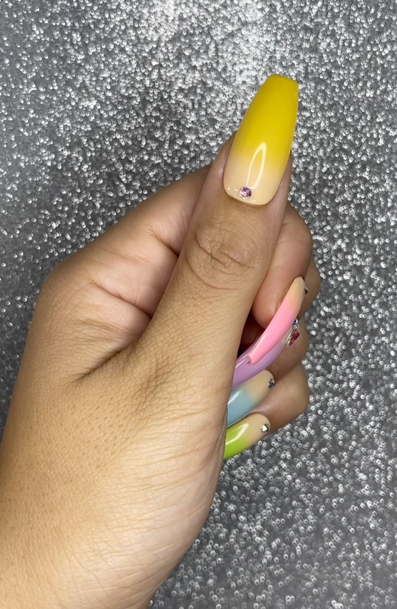 Pressedbyasia's tweet photo. “Candied ombré” available NOW!! Semi-long curved coffin is a new shape/length available too shown in this photo 😍 #pressonnails #pressons #trending #trends #Fashionista #designernails #designer #bling https://t.co/s0TYlSyNy9