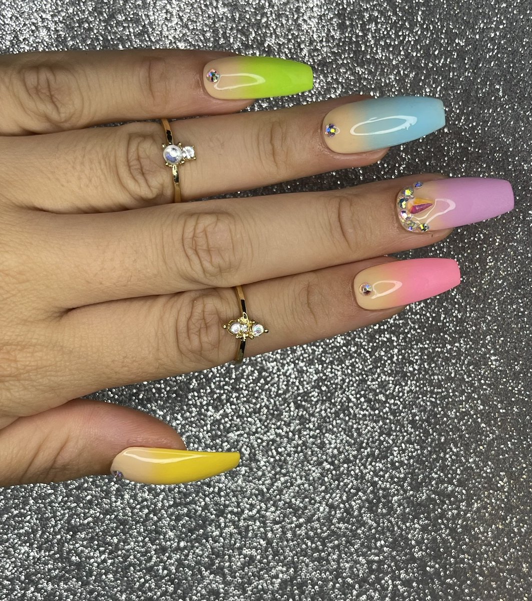 Pressedbyasia's tweet photo. “Candied ombré” available NOW!! Semi-long curved coffin is a new shape/length available too shown in this photo 😍 #pressonnails #pressons #trending #trends #Fashionista #designernails #designer #bling https://t.co/s0TYlSyNy9