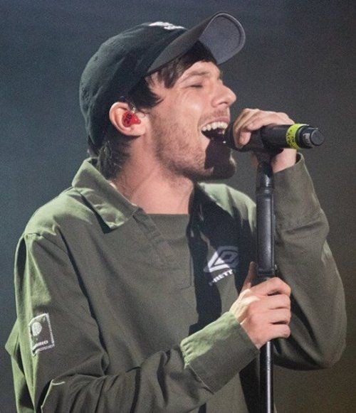 vodkaskys's tweet photo. ~💌 Louis tomlinson hablando español por que se escucha preciso, thread𖦹𖦹𖦹 https://t.co/OCQJR1S2m4
