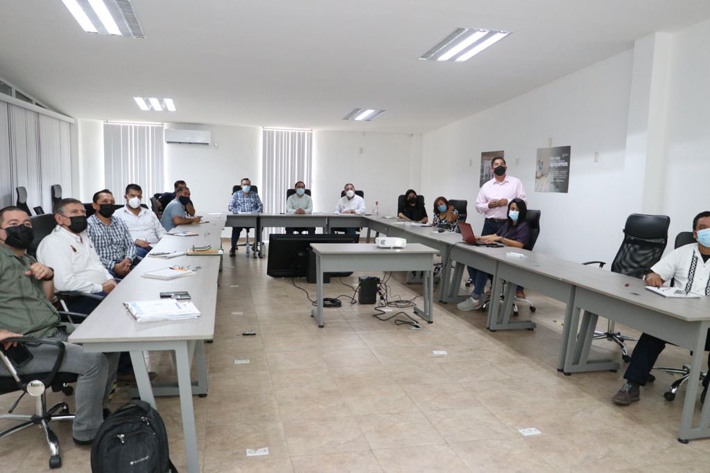 La #SAGyP encabezó la reunión de trabajo del Grupo Técnico de la Comisión  Interinstitucional para la Regularización de Centros de Sacrificio, en donde, participaron la #SOP, #SEMAHN, así como #SENASICA y #DIPRIS;. 

¡Unidos, #ChiapasEsMásFuerte!

👉 bit.ly/3B8Ejnj