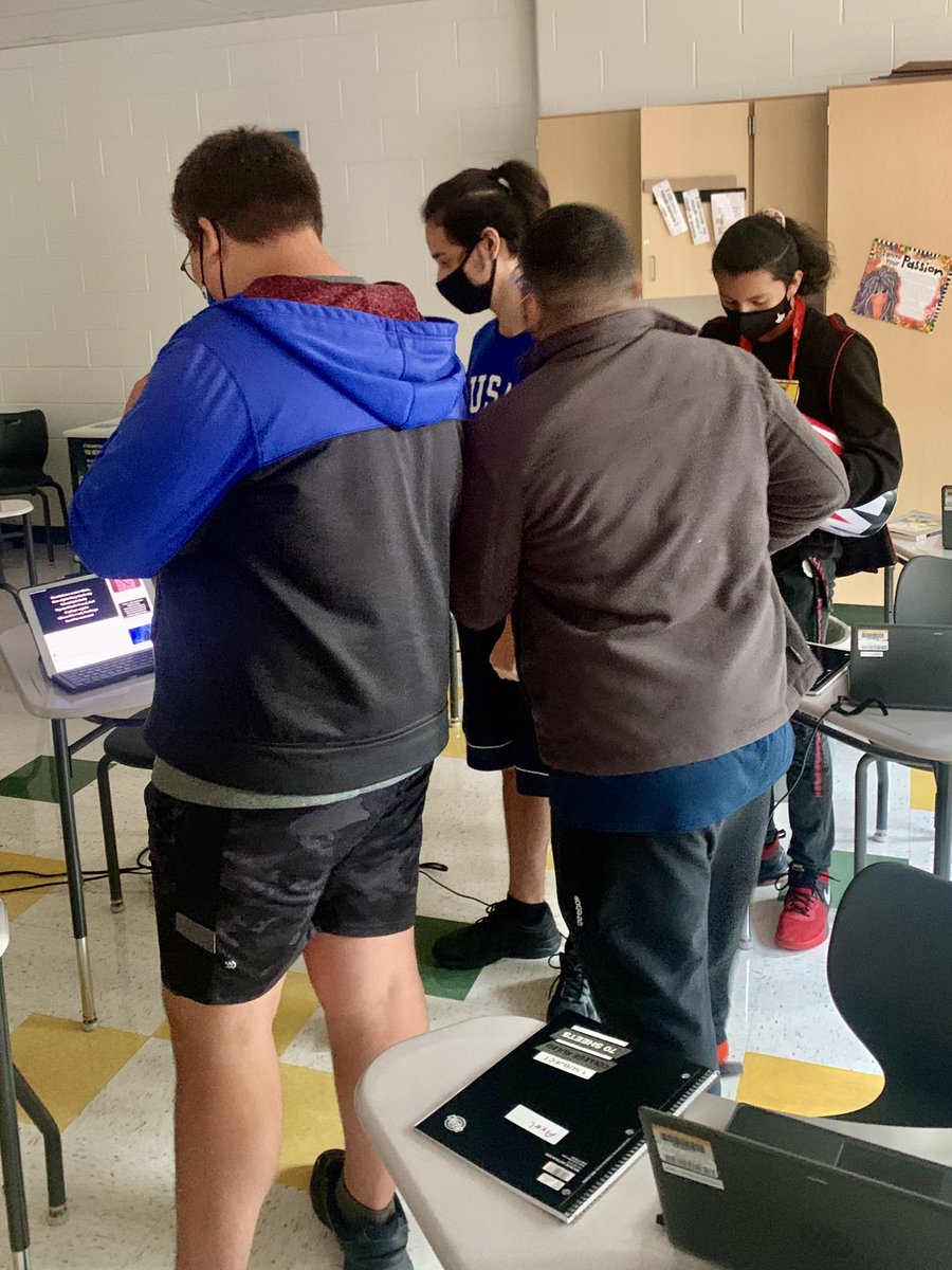 Amanda_mindful's tweet photo. Being creative during the power outage ~ poetry karaoke #creativity #HSrocks @wearepacewest https://t.co/nP5qGGV5Gt