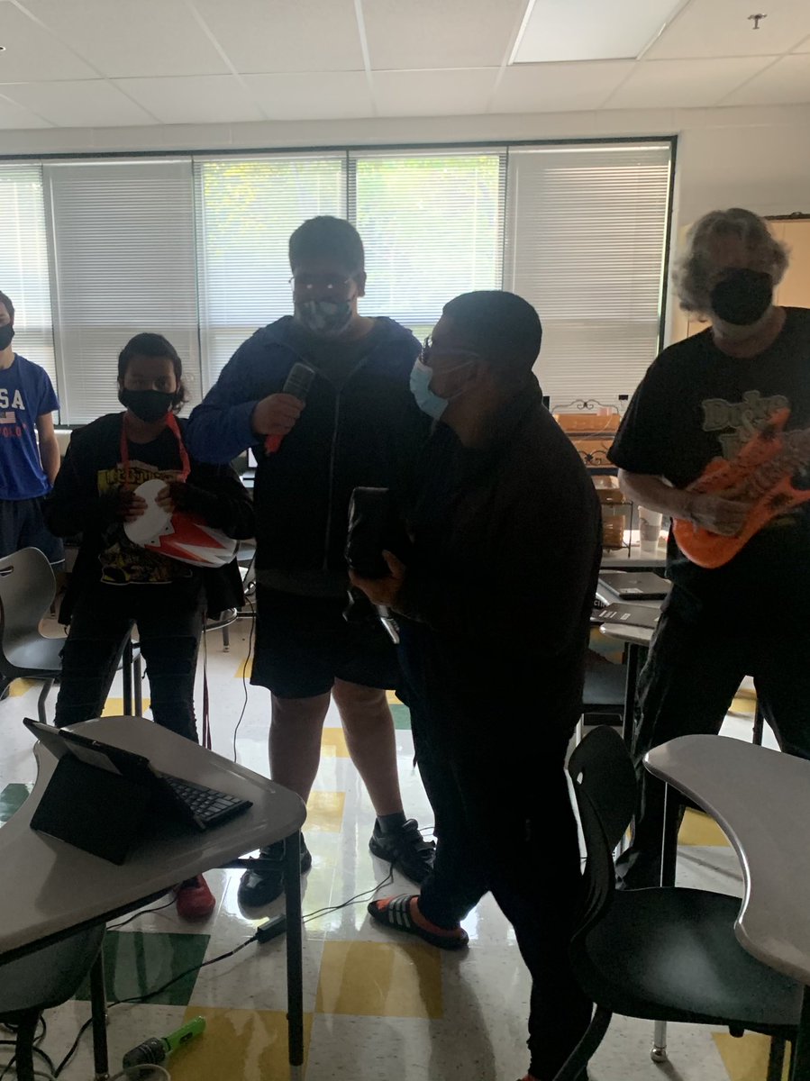 Amanda_mindful's tweet photo. Being creative during the power outage ~ poetry karaoke #creativity #HSrocks @wearepacewest https://t.co/nP5qGGV5Gt