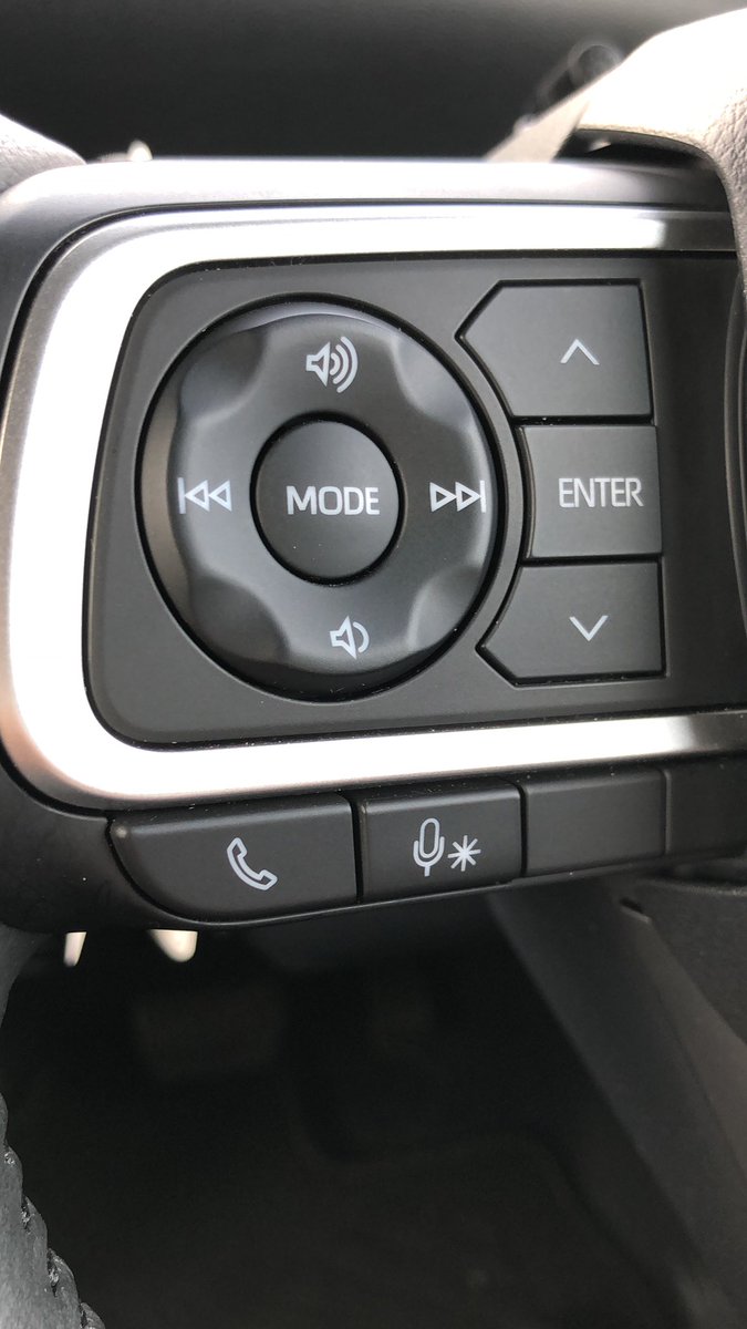 ピゴス 1級整備士の営業マン ペンギン好き على تويتر スマホまもる君施工 ダイハツ タントカスタムはピアノブラックパネル多め 納車後半年経ってますが 納車の頃より輝きました 今回もよく触る樹脂パネルにもお試し施工 右手側のボタンより しっとり感が